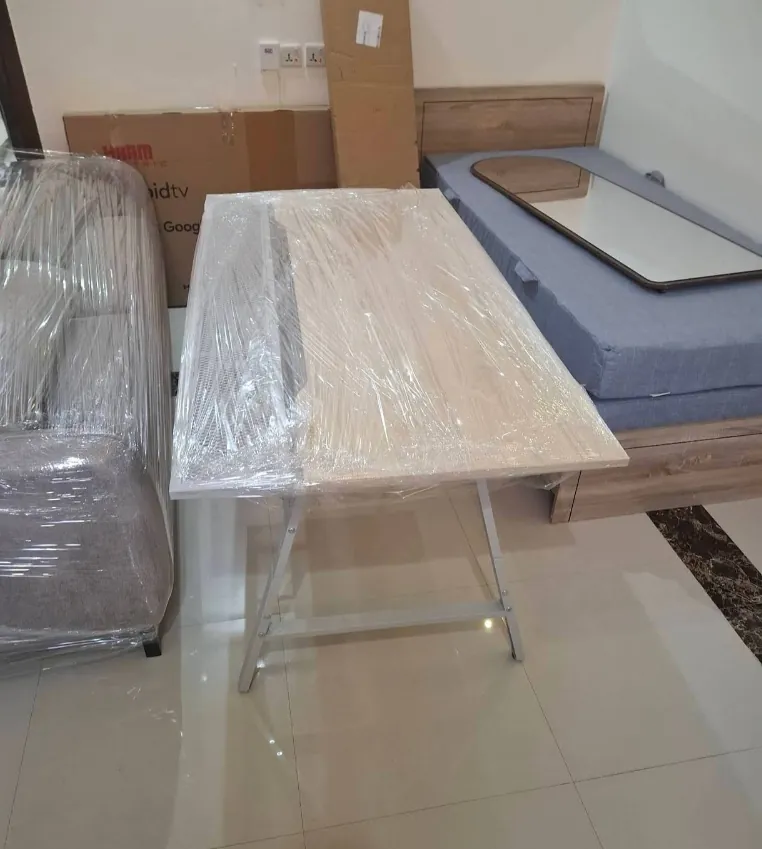 عامل نقل يجهز الأثاث